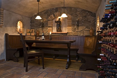 Massivholztisch mit zwei gedrechselten Wangen und Tischplatte mit gerundete Enden